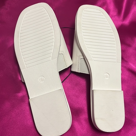 Rachel Zoe brand white, super soft and comfy slides - Picture 6 of 8